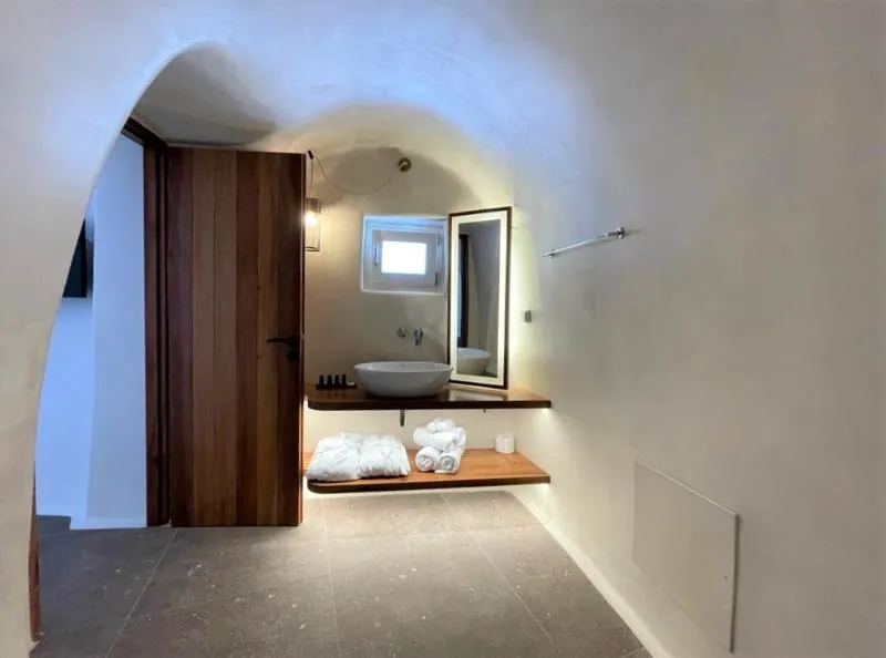 SUITE THREE BEDROOMS TWO BATHROOMS Room, Victoria Caves, Santorini