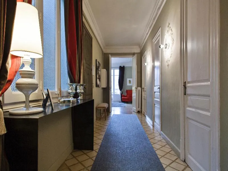 APARTMENT THREE BEDROOMS TWO BATHROOMS Room, Urban District, Barcelona