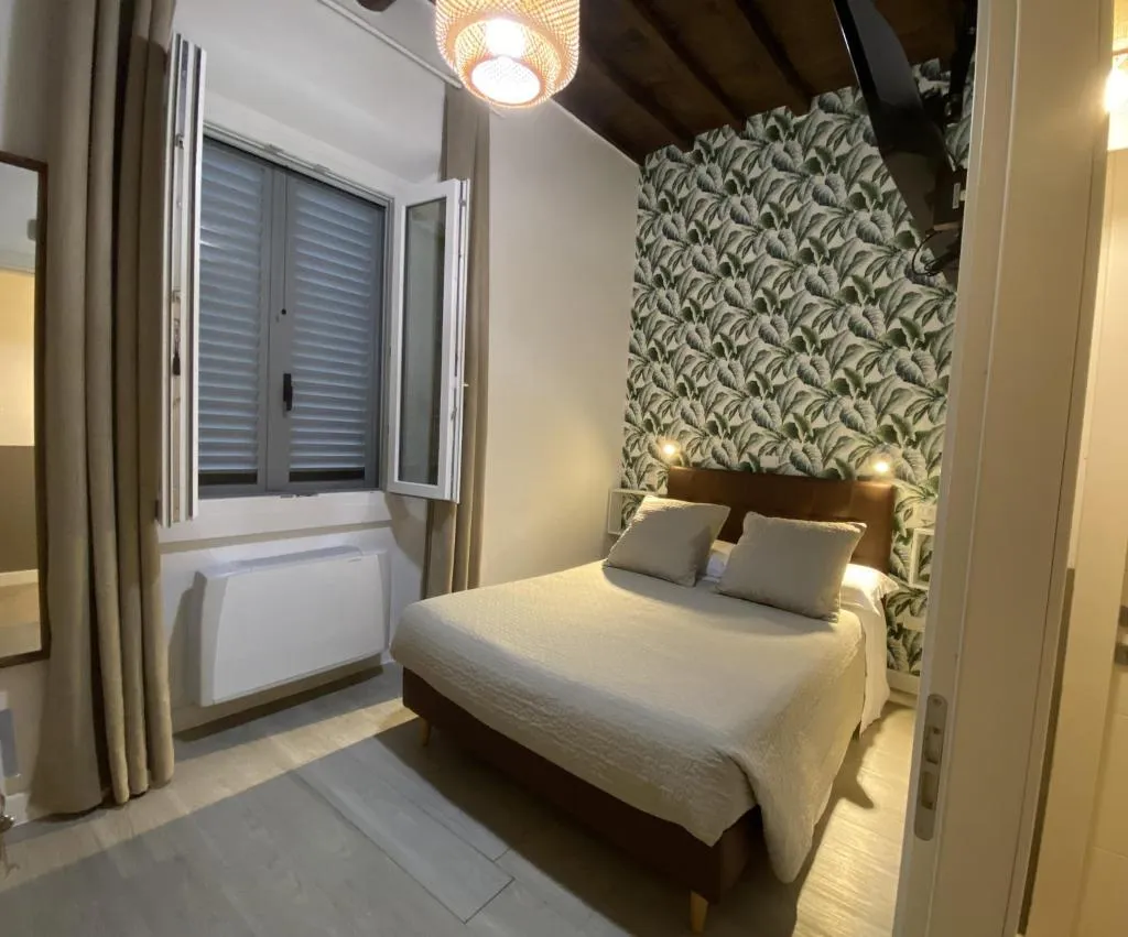 DOUBLE Shared external bathroom Room, Nella, Florence