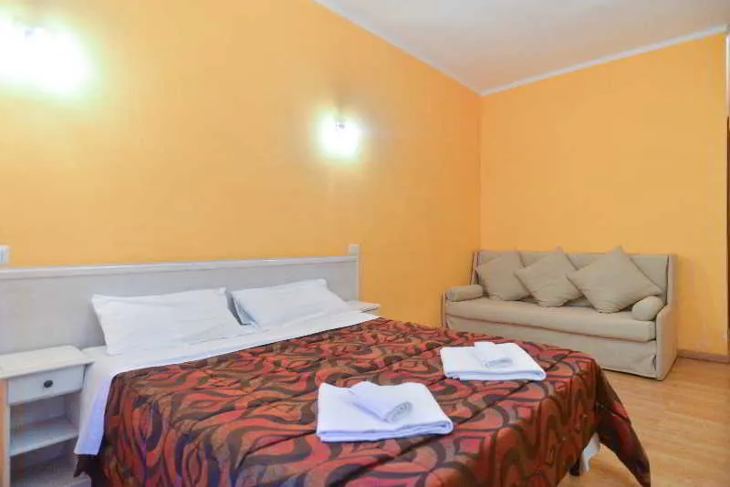 Room, B & T Rooms Trani, Naples