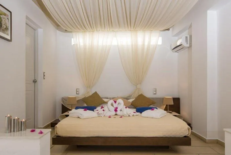 JUNIOR SUITE WITH JACUZZI Room, Antinea Hotel Suites and spa, Santorini