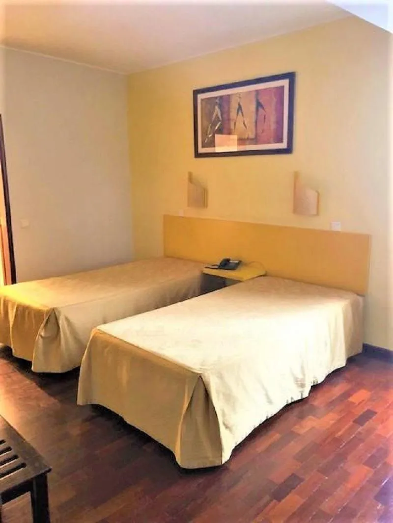 Room, Residencial Chafariz, Madeira