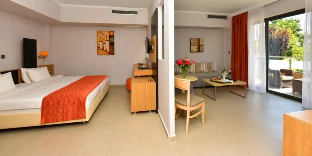 JUNIOR SUITE GARDEN VIEW Room, Istion Club & Spa, Thessaloniki