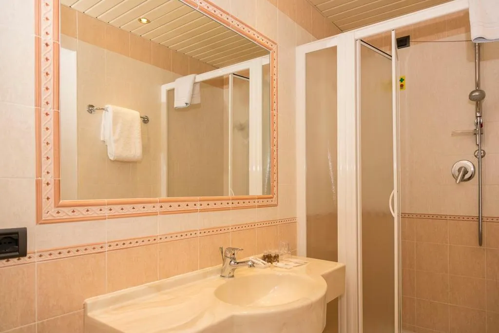 TRIPLE STANDARD Room, Hotiday Room Collection - Stresa, Milan