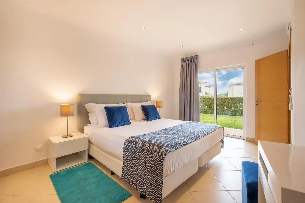 TOWNHOME POOL VIEW Room, NAU Salema Beach Village, Algarve