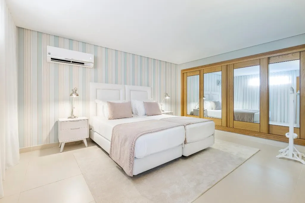 VILLA FOUR BEDROOMS WITH PRIVATE POOL Room, The Crest, Algarve