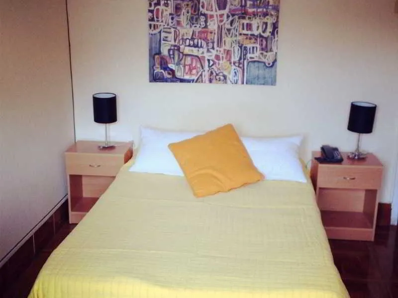 Room, V Dinastia, Lisbon