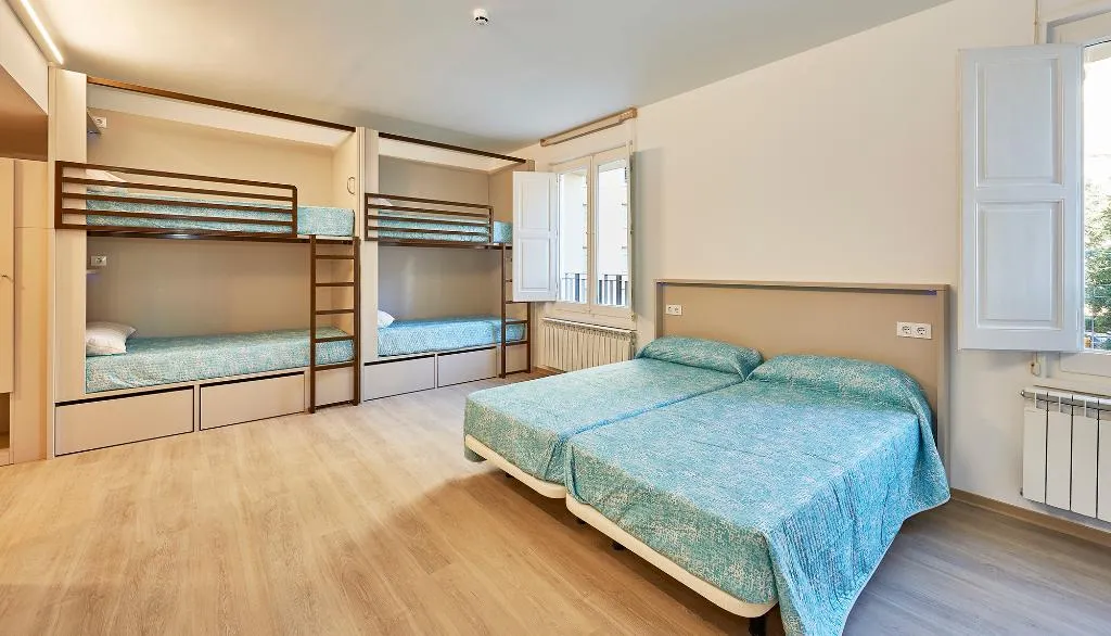 FAMILY ROOM CAPACITY 6 Room, Alberg Abat Oliba, Barcelona