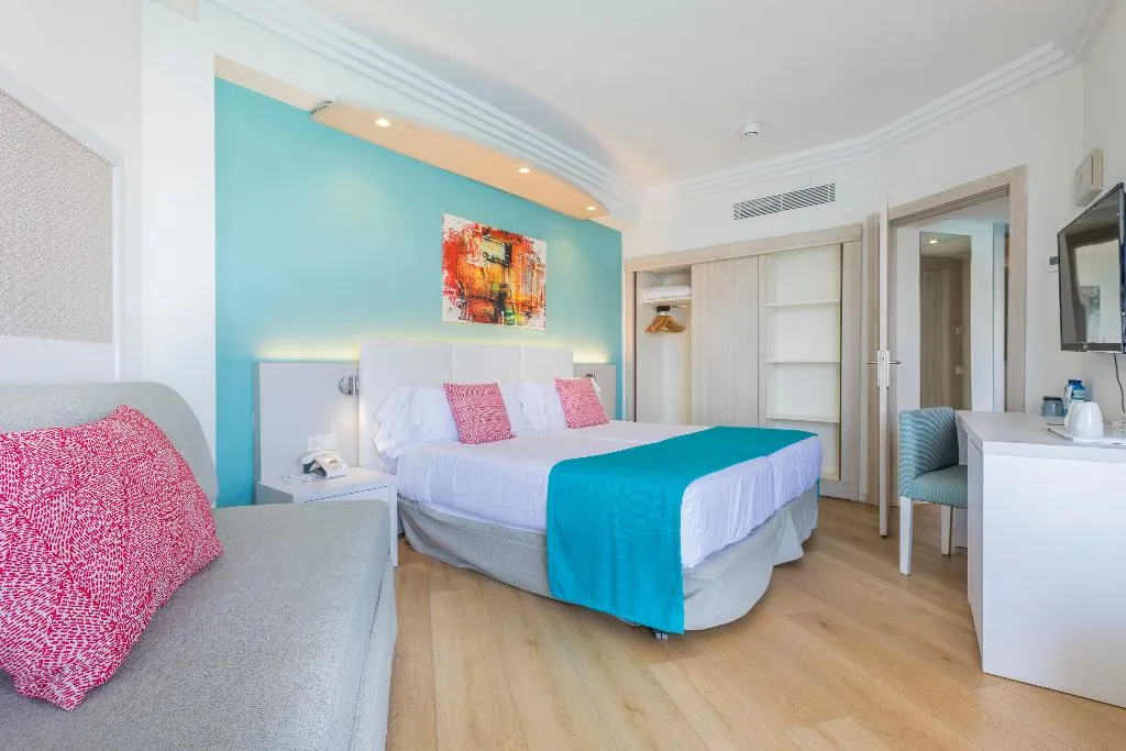 FAMILY ROOM SEA VIEW CAPACITY 5 Room, Leonardo Royal Hotel Mallorca, Majorca