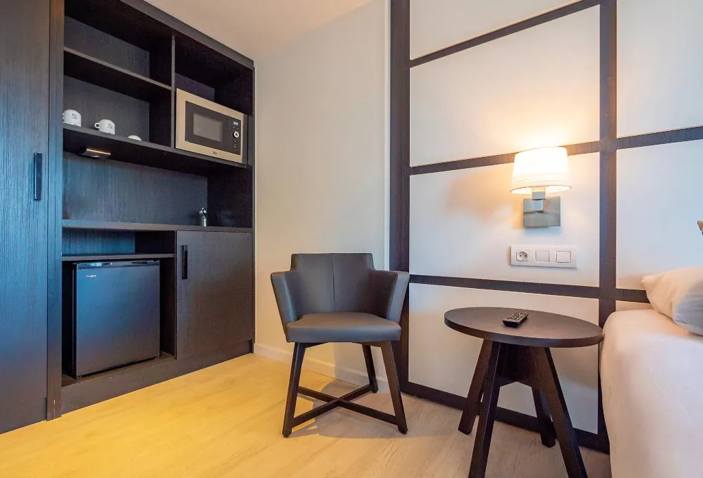 FAMILY ROOM POOL VIEW Room, Golden Port Salou & Spa, Costa Dorada