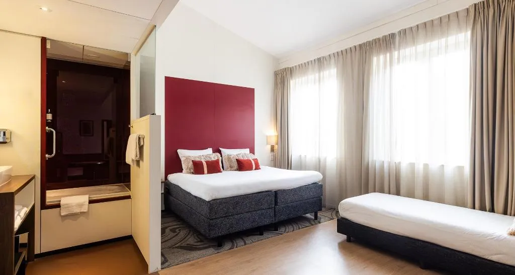 TRIPLE WITH DOUBLE BED Room, City Hotel Gouda, Amsterdam