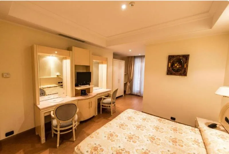 DOUBLE SUPERIOR Room, LH Hotel Domus Caesari, Rome