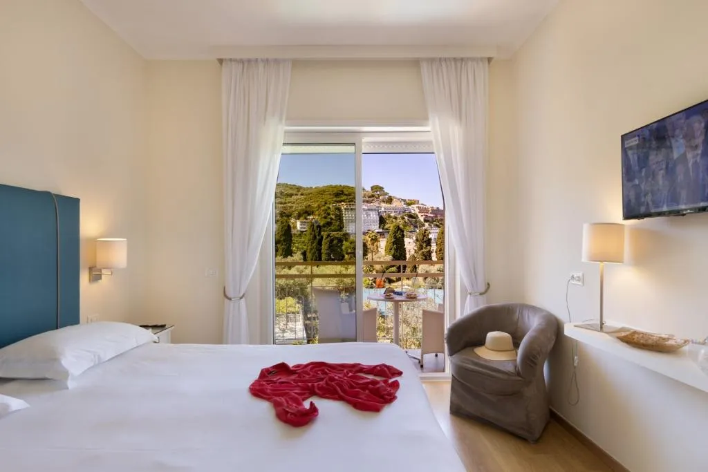 Double or Twin POOL VIEW Room, Hotel Regina Sorrento, Naples