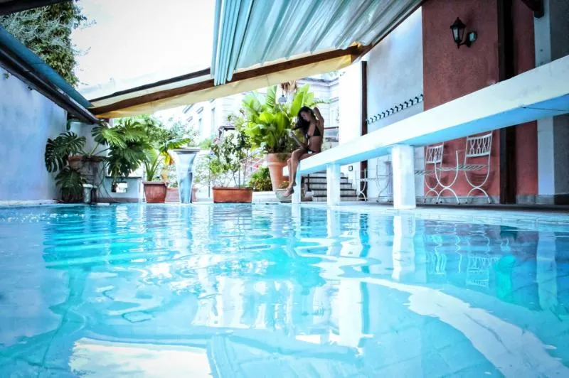 Pool, Zi Carmela, Naples
