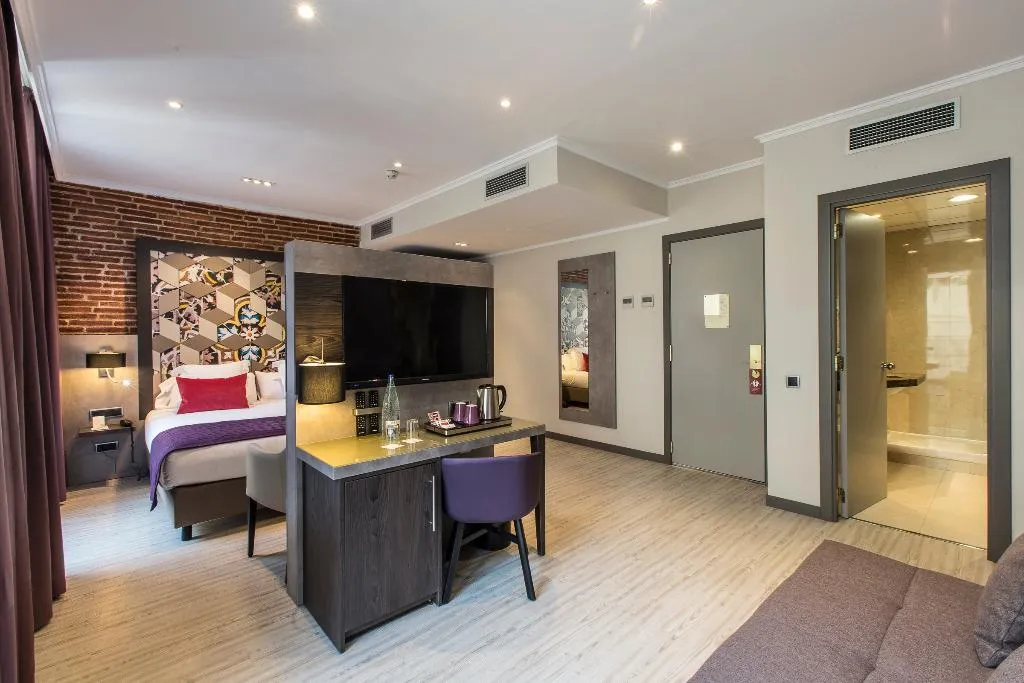 Double or Twin DELUXE Room, Leonardo Hotel Las Ramblas, Barcelona