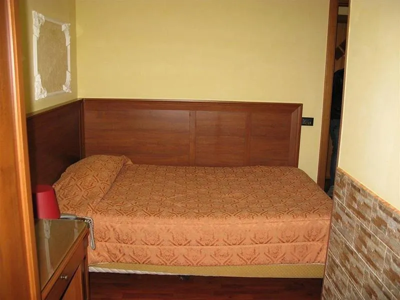 Room, Iris, Naples