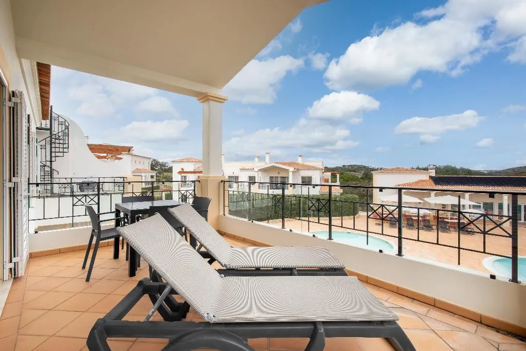 TOWNHOME POOL VIEW Room, NAU Salema Beach Village, Algarve
