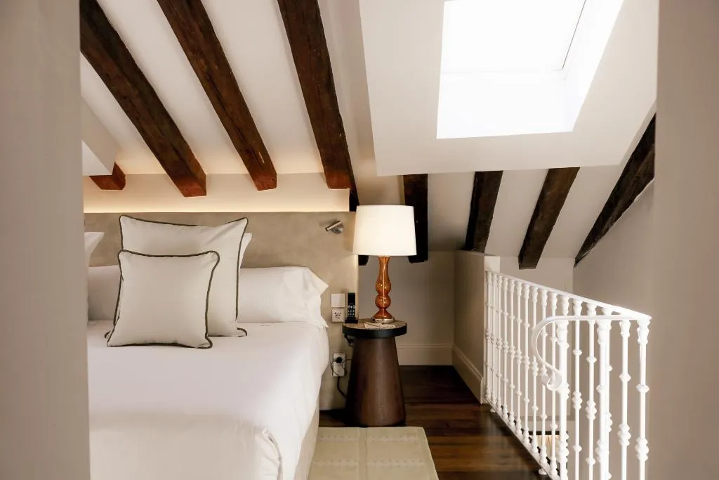 JUNIOR SUITE STANDARD Room, Hospes Puerta de Alcalá, Madrid