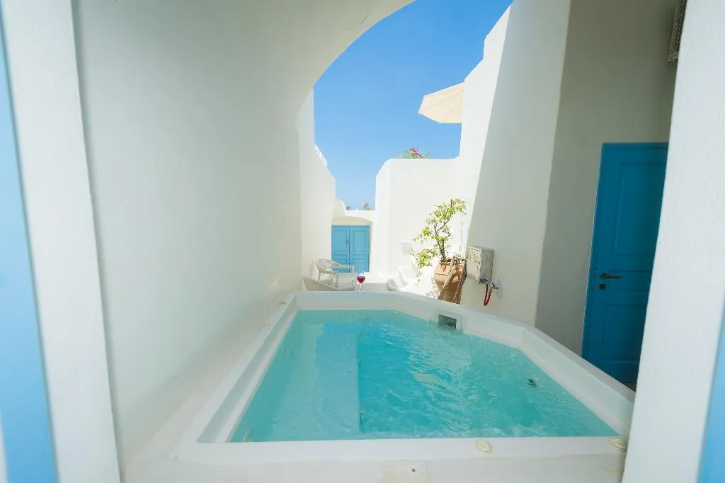 JUNIOR SUITE WITH JACUZZI Room, Pantelia Suites, Santorini