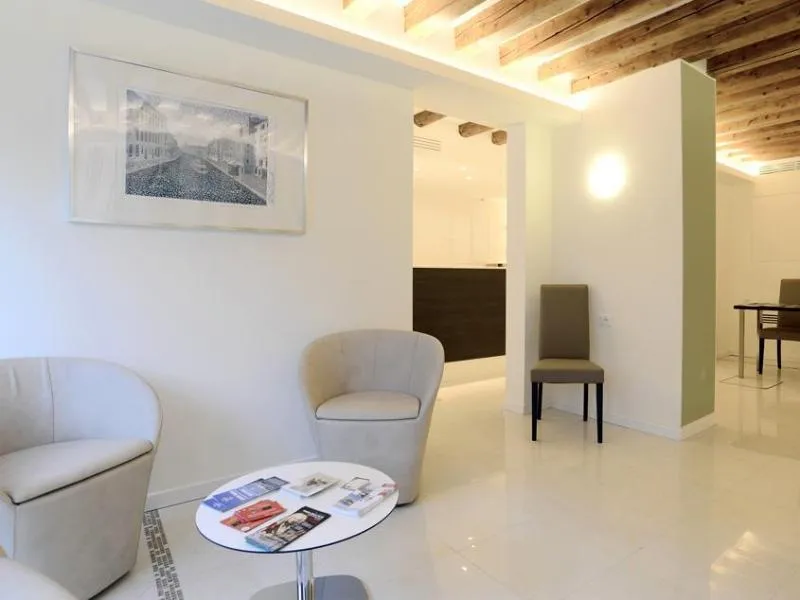 Lobby, Leone, Venice