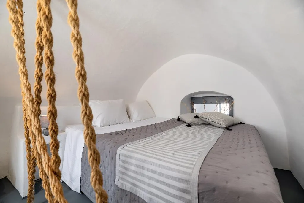 FAMILY ROOM TWO BEDROOMS ONE BATHROOM Room, 1812 Caves 'n Mansion, Santorini