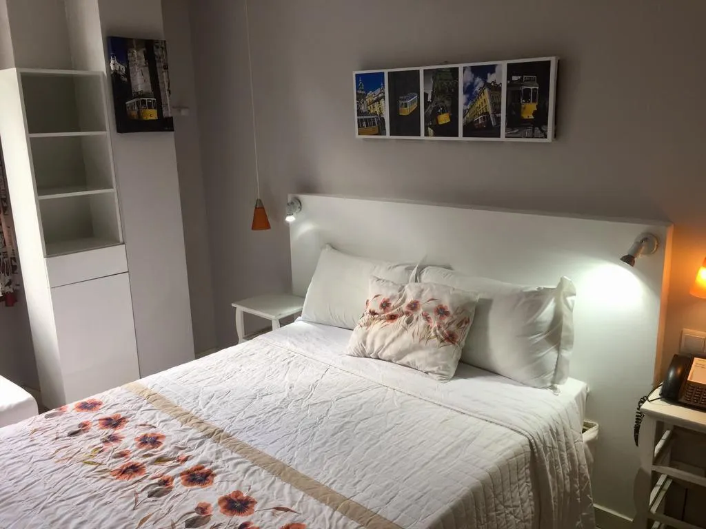 TRIPLE STANDARD Room, Golden Tram 242 Lisbonne Hostel, Lisbon