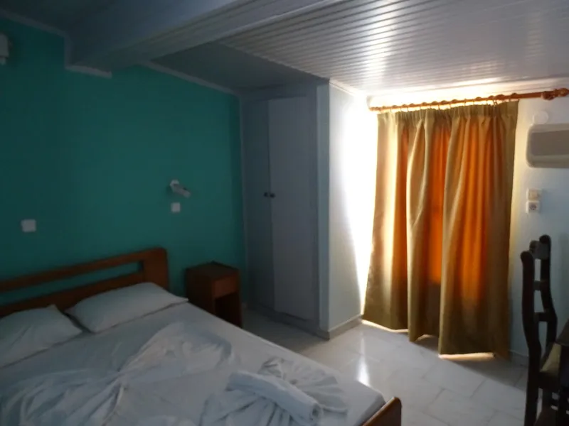 Room, Mariona, Samos