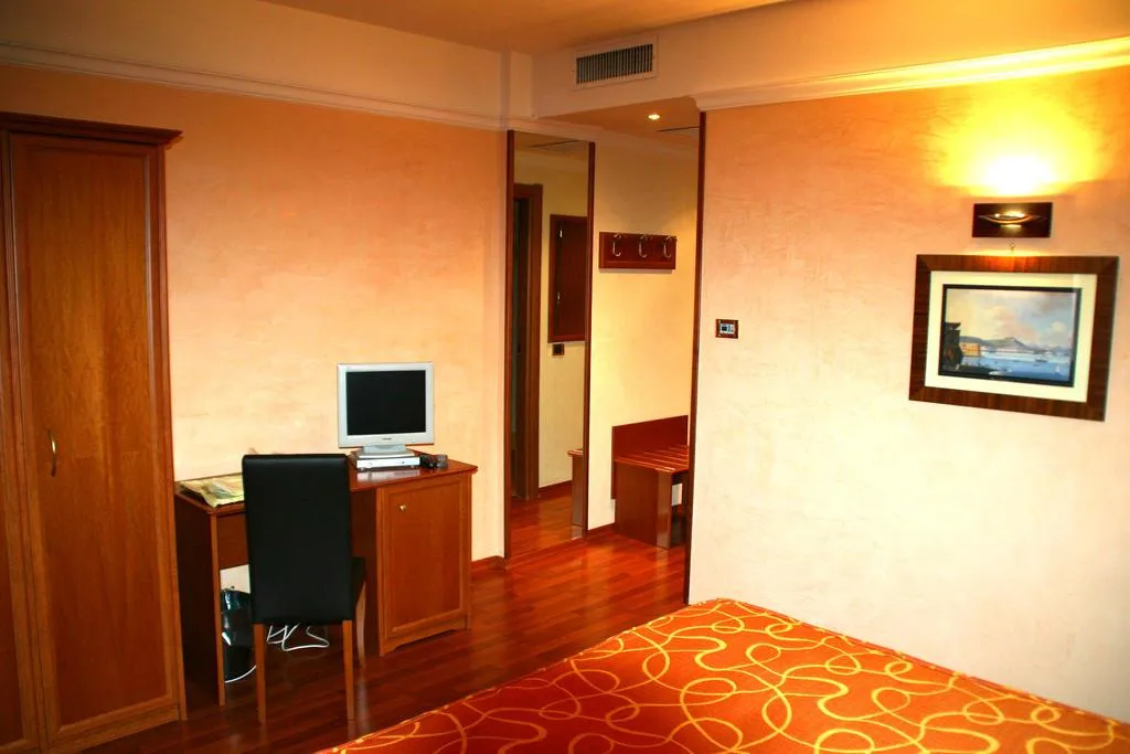 TRIPLE CLASSIC Room, Gold, Naples