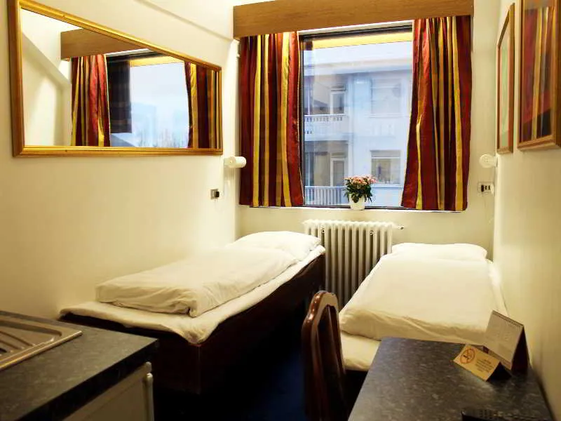 Room, Adam, Reykjavik
