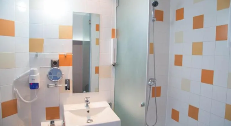 DOUBLE SINGLE USE STANDARD Room, B&B Hotel Valencia Aeropuerto, Valencia