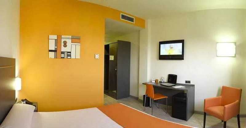 Room, H2 Fuenlabrada, Madrid