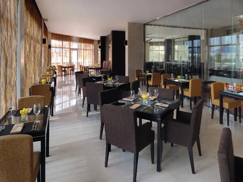 Restaurant, Movenpick Hotel Jumeirah Lakes Towers, Dubai