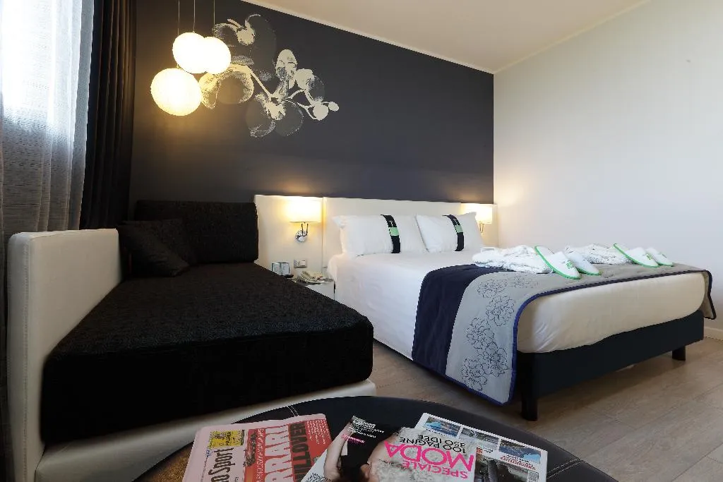 DOUBLE PREMIUM QUEEN BED Room, Holiday Inn Milan Nord Zara, Milan