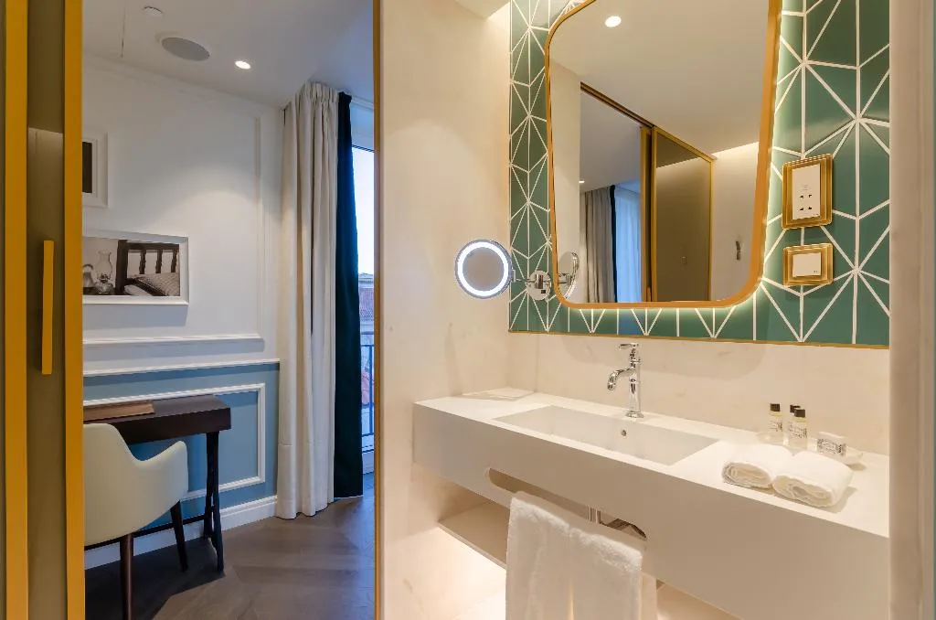 SUITE STANDARD Room, The Emerald House Lisbon, Curio Collection by Hilt, Lisbon