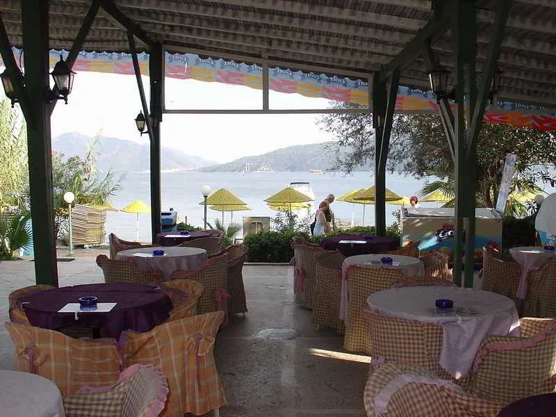 Bar, Amos, Dalaman