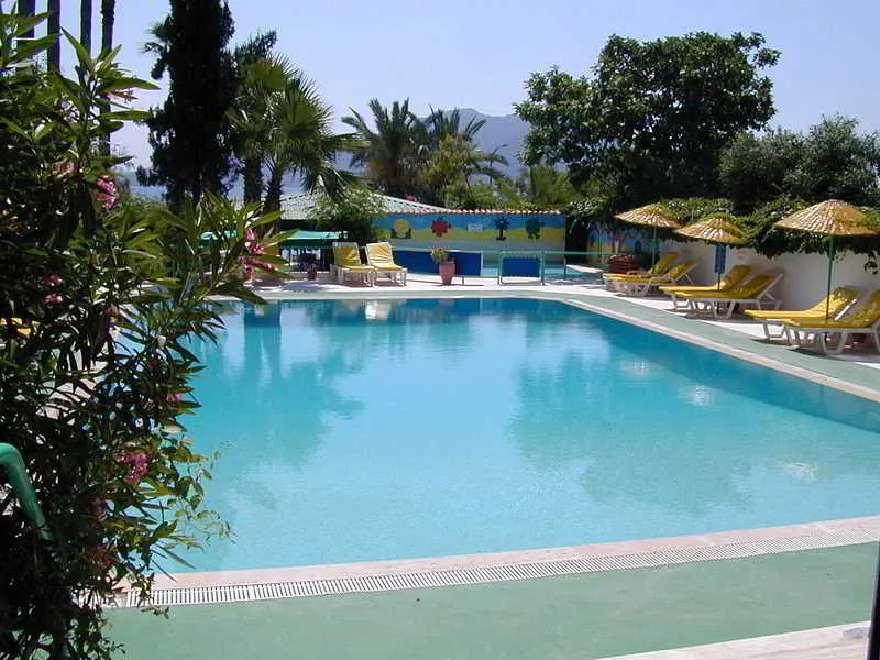 Pool, Amos, Dalaman