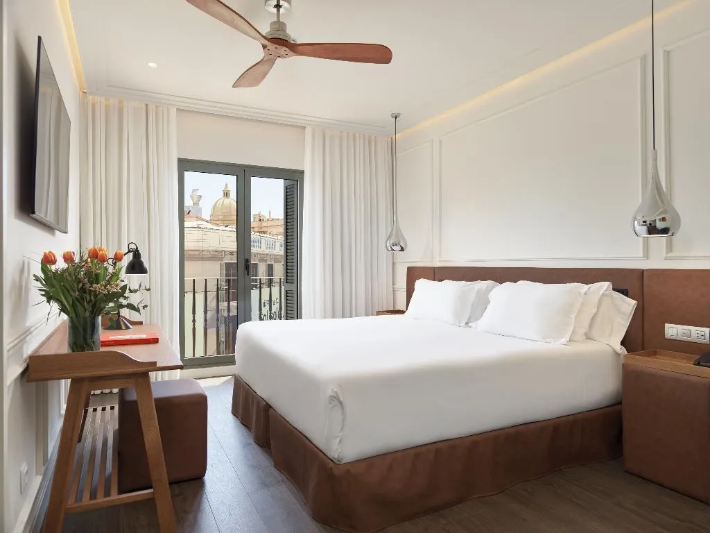 JUNIOR SUITE STANDARD Room, H10 Universitat, Barcelona