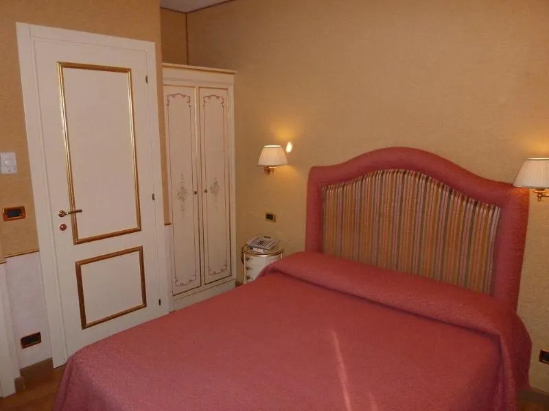 General view, Arlecchino, Venice