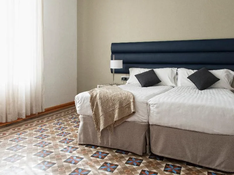 APARTMENT CAPACITY 7 THREE BEDROOMS Room, MH Apartments Tetuan, Barcelona