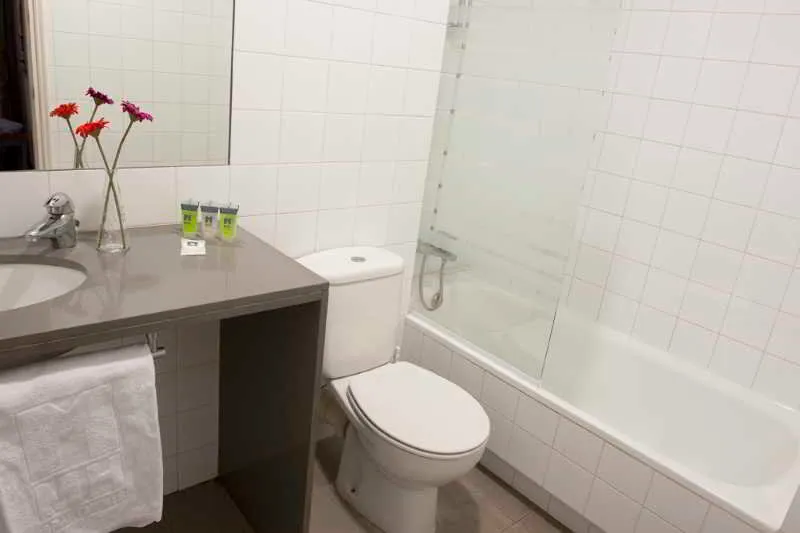 APARTMENT CAPACITY 5 THREE BEDROOM Room, MH Apartments Tetuan, Barcelona
