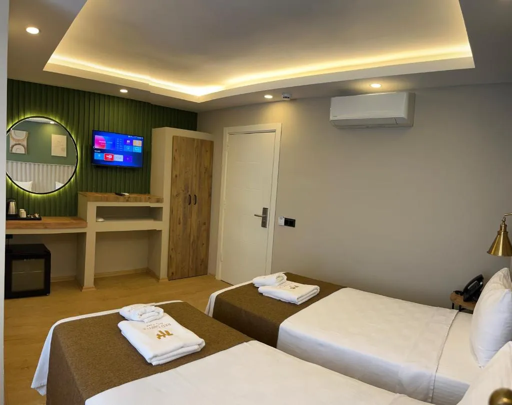 TRIPLE Accessible Room, Red Castle Hotel and Pub, Antalya