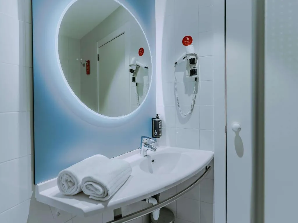 DOUBLE WITH DOUBLE BED Room, Ibis Barcelona Pza Glories 22, Barcelona