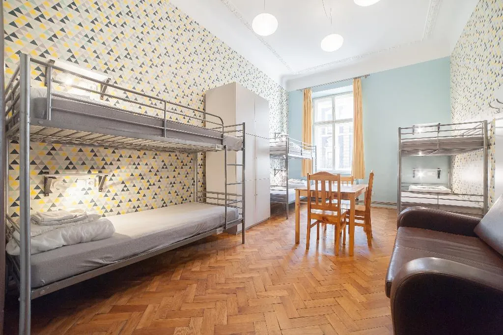 Room CAPACITY 6 WITH SHARED BATHROOM Room, Dizzy Daisy Hostel, Krakow