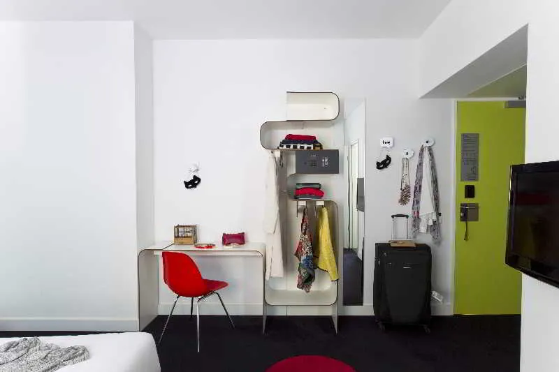 Room, Gat Point Charlie, Berlin