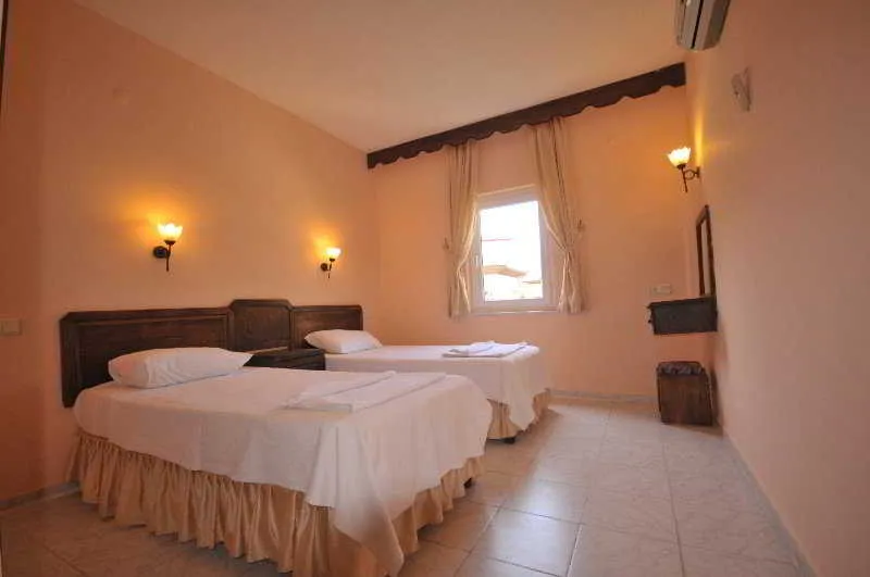 Room, Efem, Dalaman