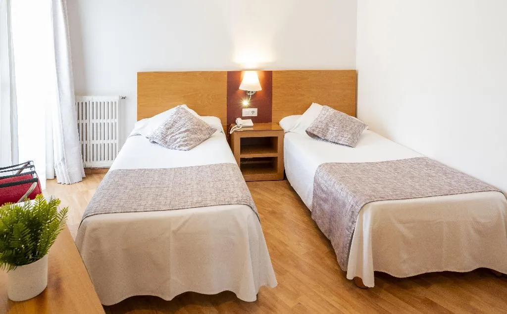 Room, Amic Colon, Majorca
