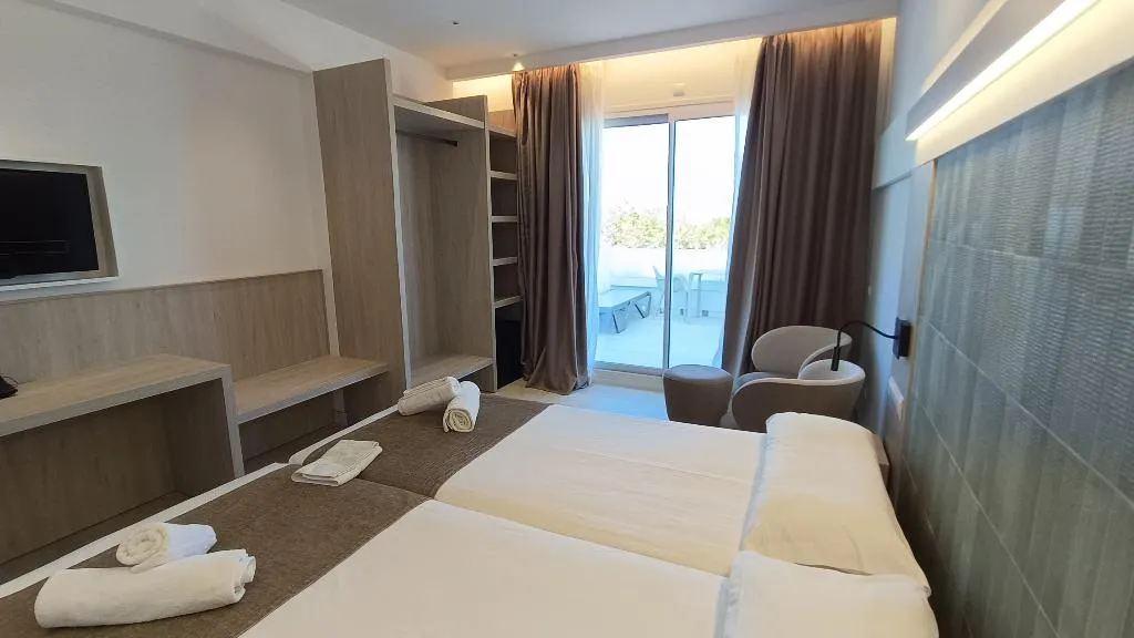 JUNIOR SUITE DELUXE WITH BALCONY Room, Complejo Lago Playa, Ibiza