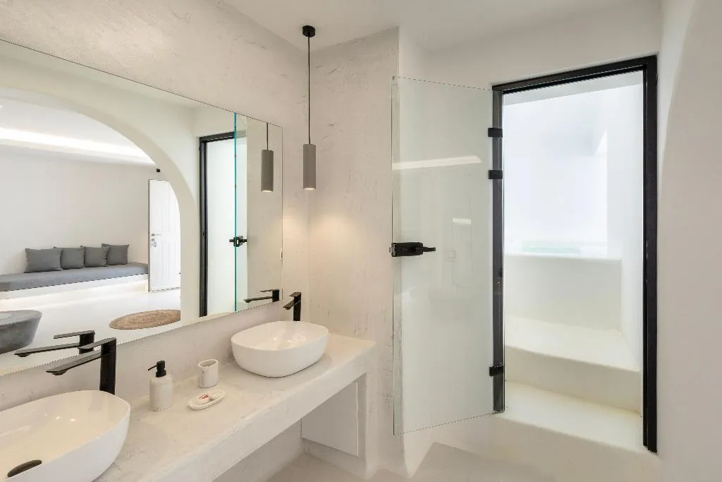 SUITE DELUXE GARDEN VIEW Room, Zannos Melathron Hotel By Omilos Hotels, Santorini