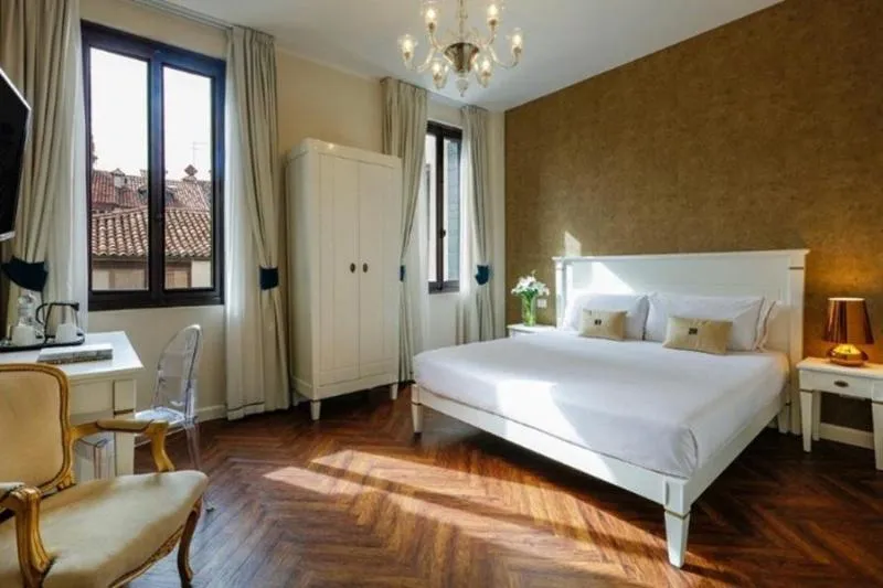 Room, Sonder Salute Palace, Venice