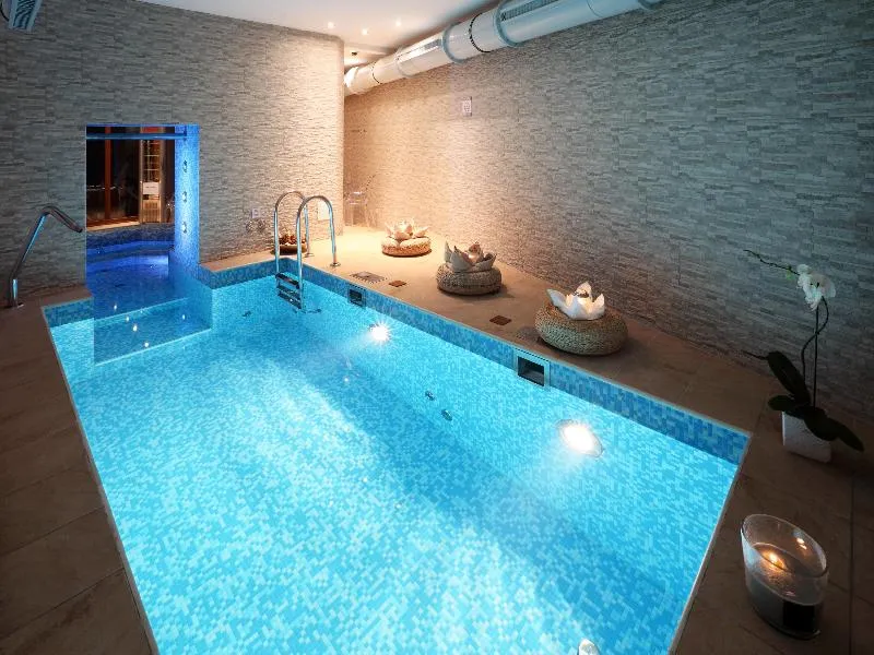 Pool, Kings Court, Prague